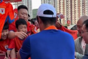 人气不输球员！韩鹏给球迷签名，忙得不亦乐乎